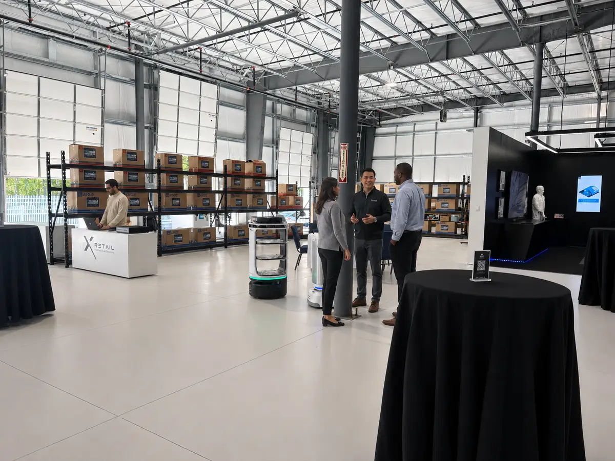 Visitors and robots in a reproduced retail environment